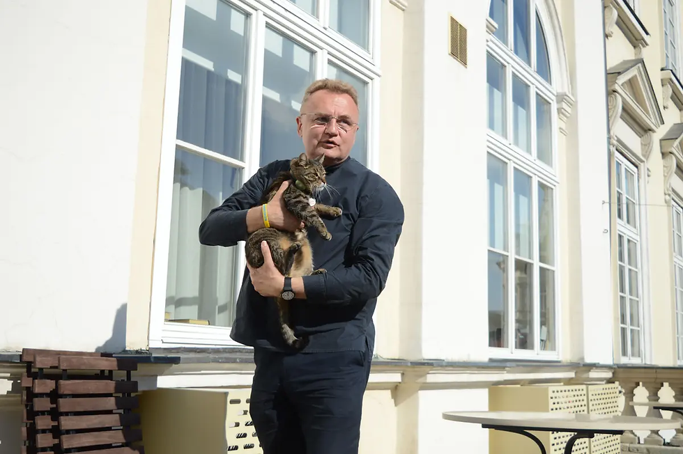 Bürgermeister Andri Sadowi und der Kater Lewtschik. Foto: Jan Bačynsjkyj