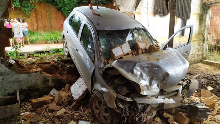 Motorista perde controle de veículo e invade casa no Bairro Santana em Muriaé