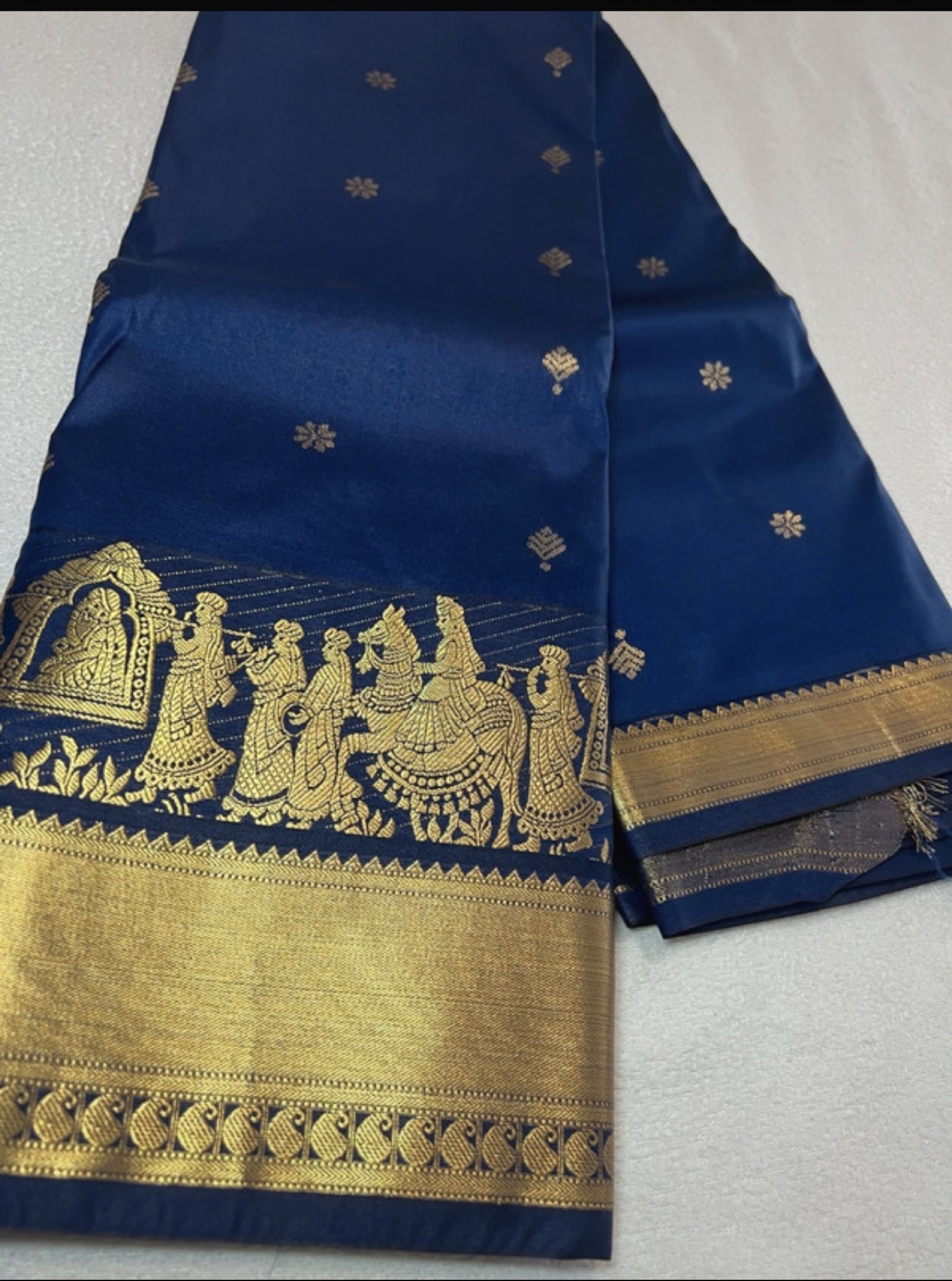 Saree traditionnel bleu nuit et or