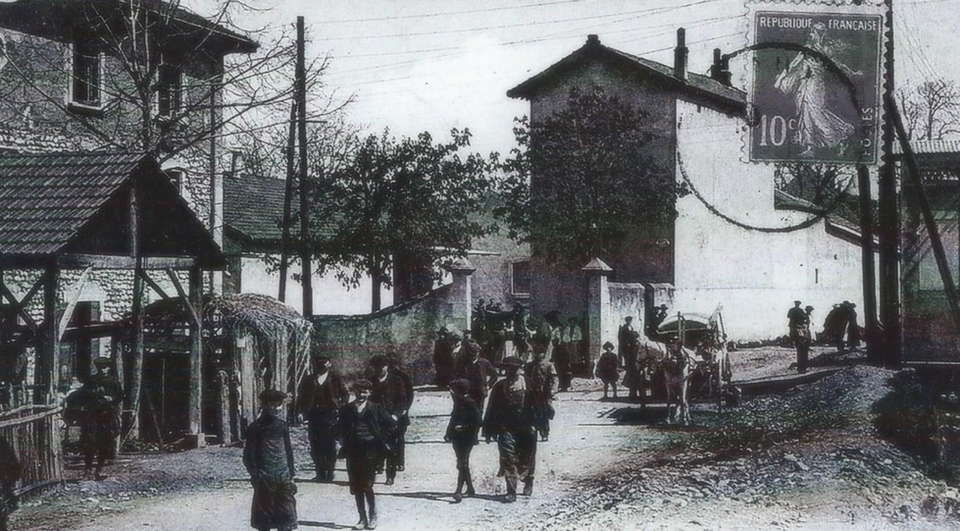 photo ancienne d'une sortie d'usine en Isère