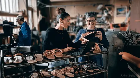 artisans discutent d'un nouveau modèle autour de l'ordinateur