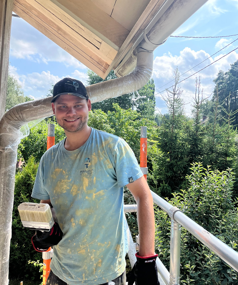 Maalaus Turku – telineillä työskentelevä maalari suorittaa talon ulkomaalausta ja pohjatöitä Turun alueella. Laadukkaat ulkomaalaukset Raisio, Lieto ja Naantali