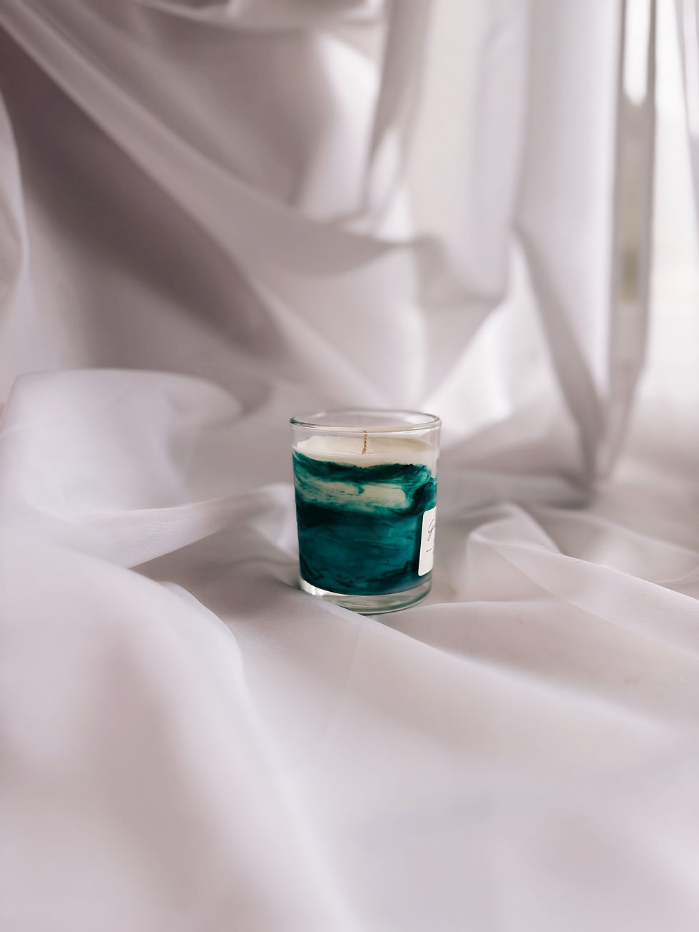 Grün marmorierte Sojawachskerze im Glas