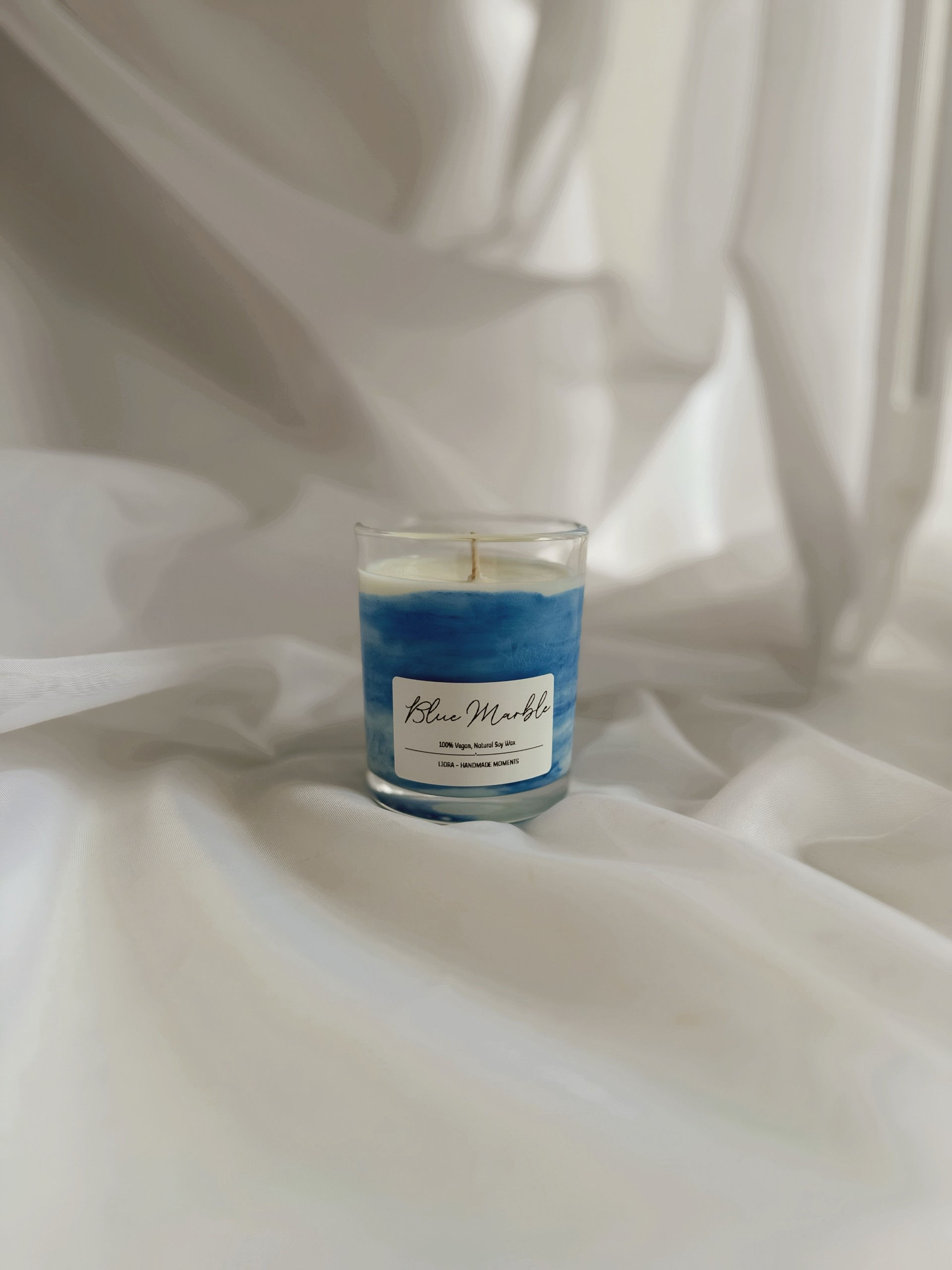 Blau marmorierte Sojawachskerze im Glas