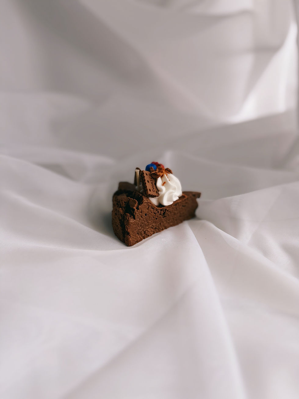 Miniaturbild: Schokoladenkuchen Kerze mir Früchten und Sahne