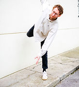 Therapeut vorgebeugt balancierend auf einem Bein