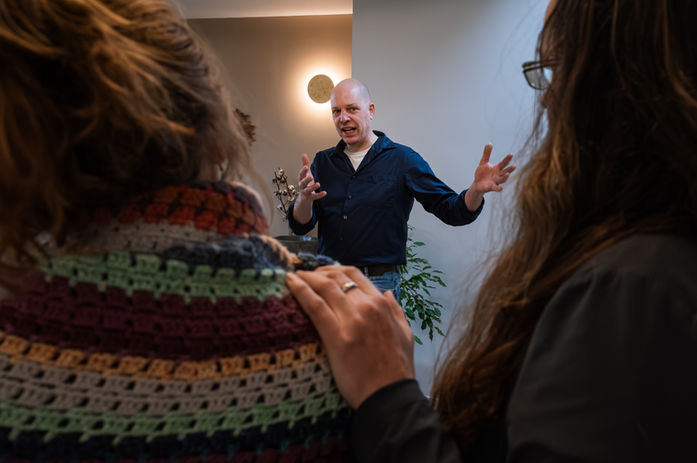 Man geeft presentatie aan twee vrouwen