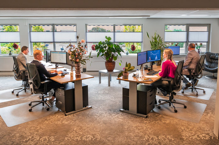 Op kantoor bij Maas en Peel Makelaardij tijdens de zakelijke shoot voor beeldbank