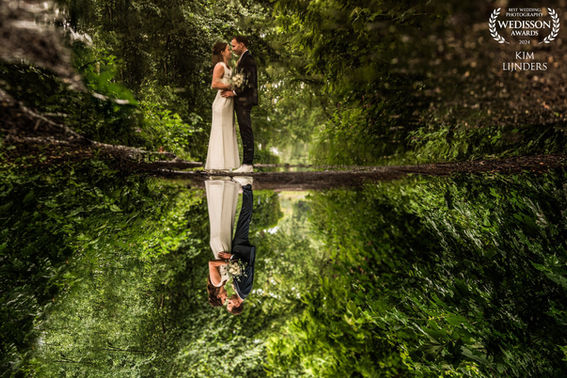 Trouwreportage in de regen. Trouwreportage buiten in de natuur