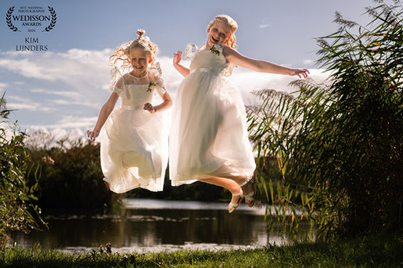 kinderen tijdens de trouwreportage een springfoto laten maken