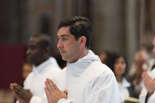 deacon-2981503_1920.jpg