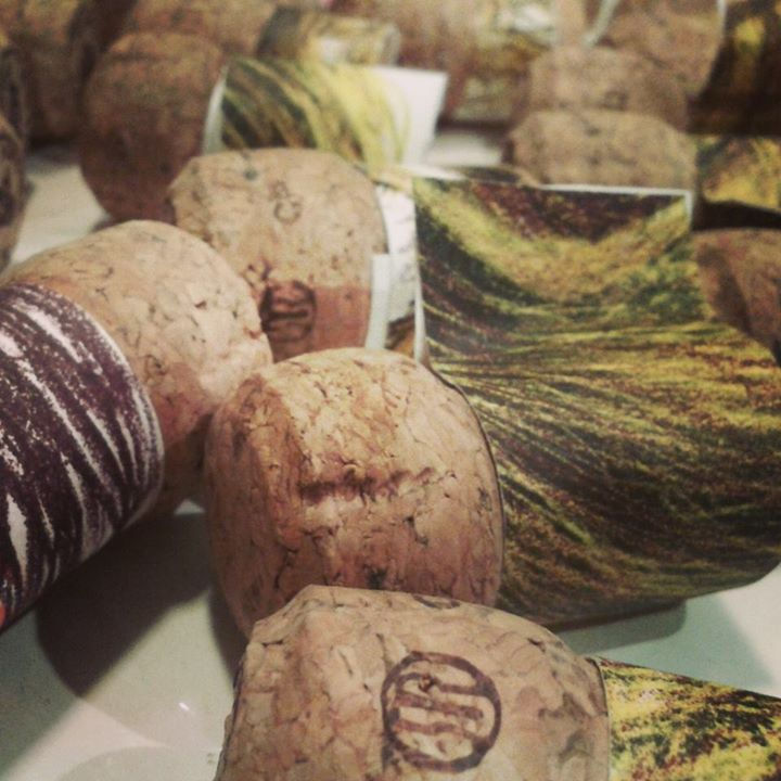 Facebook - Para hoje :Fragmentos de gravuras em rolhas de garrafas.jpg
