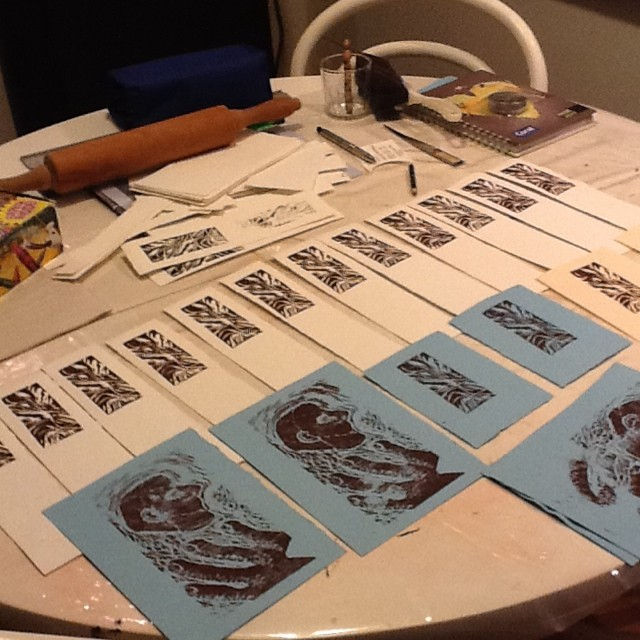 Instagram - #printmakingstudio #linocut #workinprogress Gravuras secando