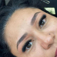 Eli Camaco Lash Designer em Paulínia realizando extensão de cílios com técnica e delicadeza