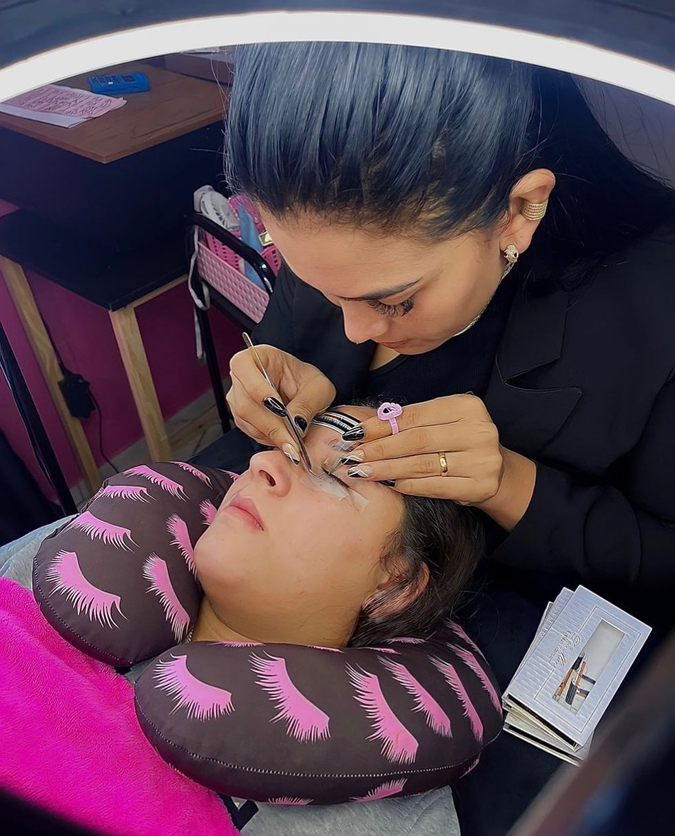 Eli Camaco Lash Designer em Paulínia realizando extensão de cílios com técnica e delicadeza