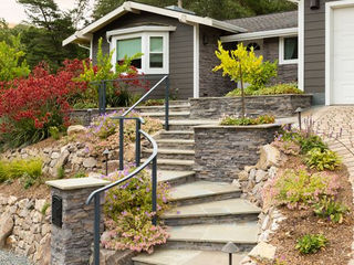 Full range bluestone staircase curving through a Walnut Creek front yard