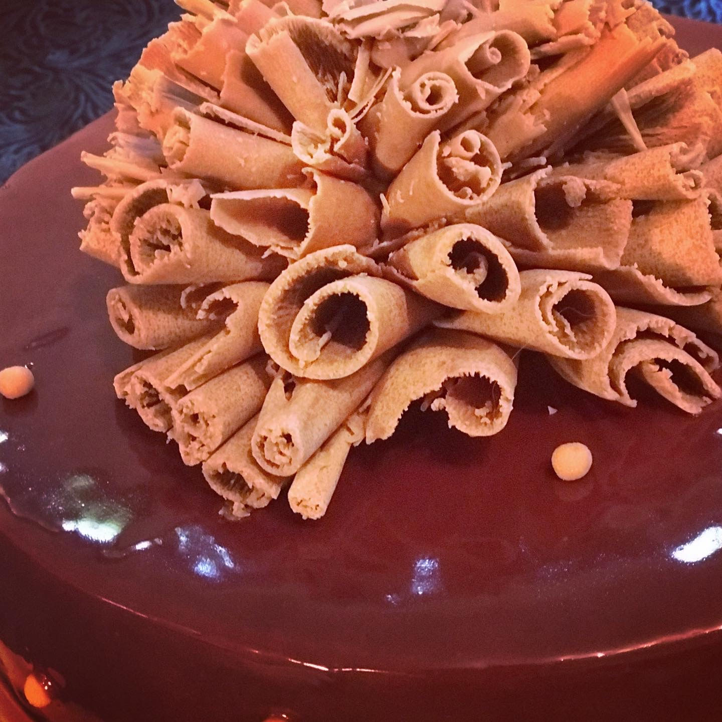 קישוט לעוגה משוקולד-פומפון