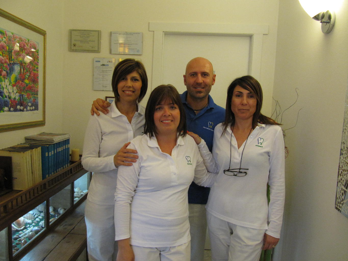 Lo studio dentistico del Dott. Galligani Fabrizio e i suoi collaboratori sono a disposizione del tuo sorriso.