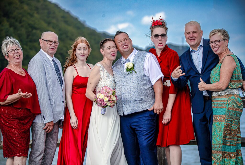 hochzeit am meer mit dj aus rostock, shooting mit brautpaar und hochzeitsgästen