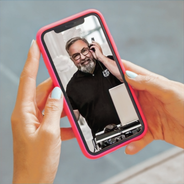 hochzeit dj rügen, handy mit Foto von dj fischer spezial