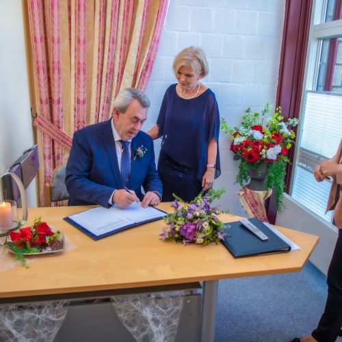 Ehevertrag wird unterschrieben