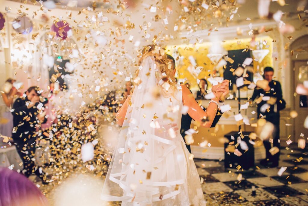 brautpaar hochzeitstanz im Confettieregen mit dj aus rostock