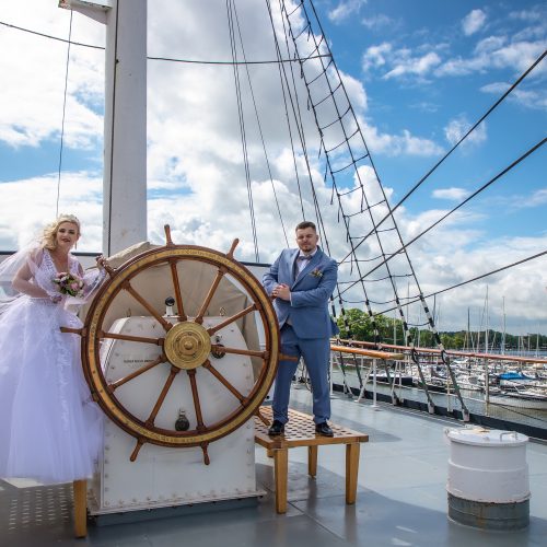 Heiraten in Stralsund, Hochzeit auf der Gorch Fock 1 im Stralsunder Hafen, ehemaliges Segelschulschiff, Hochzeitsfotografie Stralsund