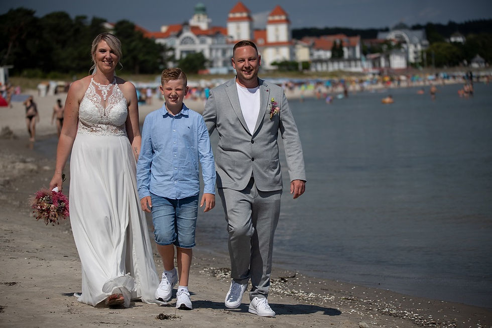 brautpaar mit sohn bei shooting am ostseestrand binz auf rügen