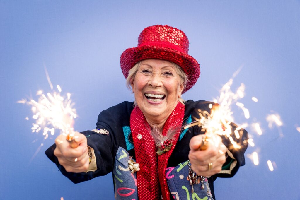 feiern mit dj aus rostock, frau im kostüm mit wunderkerzen in der hand