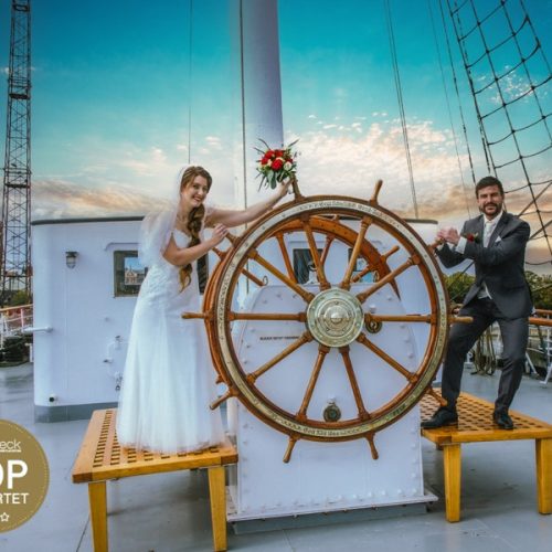 brautpaar am steuerrad