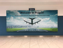 Affiche de bienvenue à l'aéroport de Prague