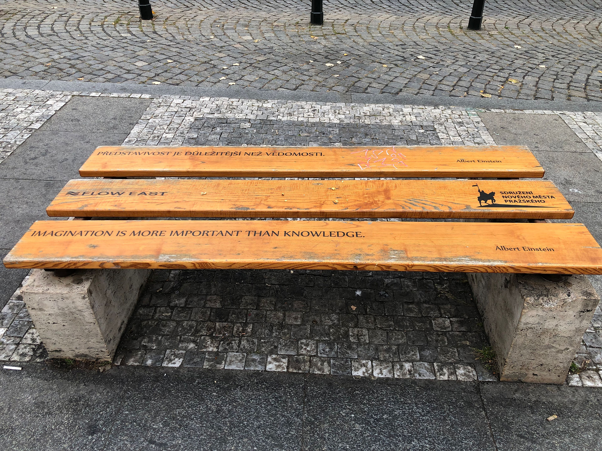 Banc avec citations Prague