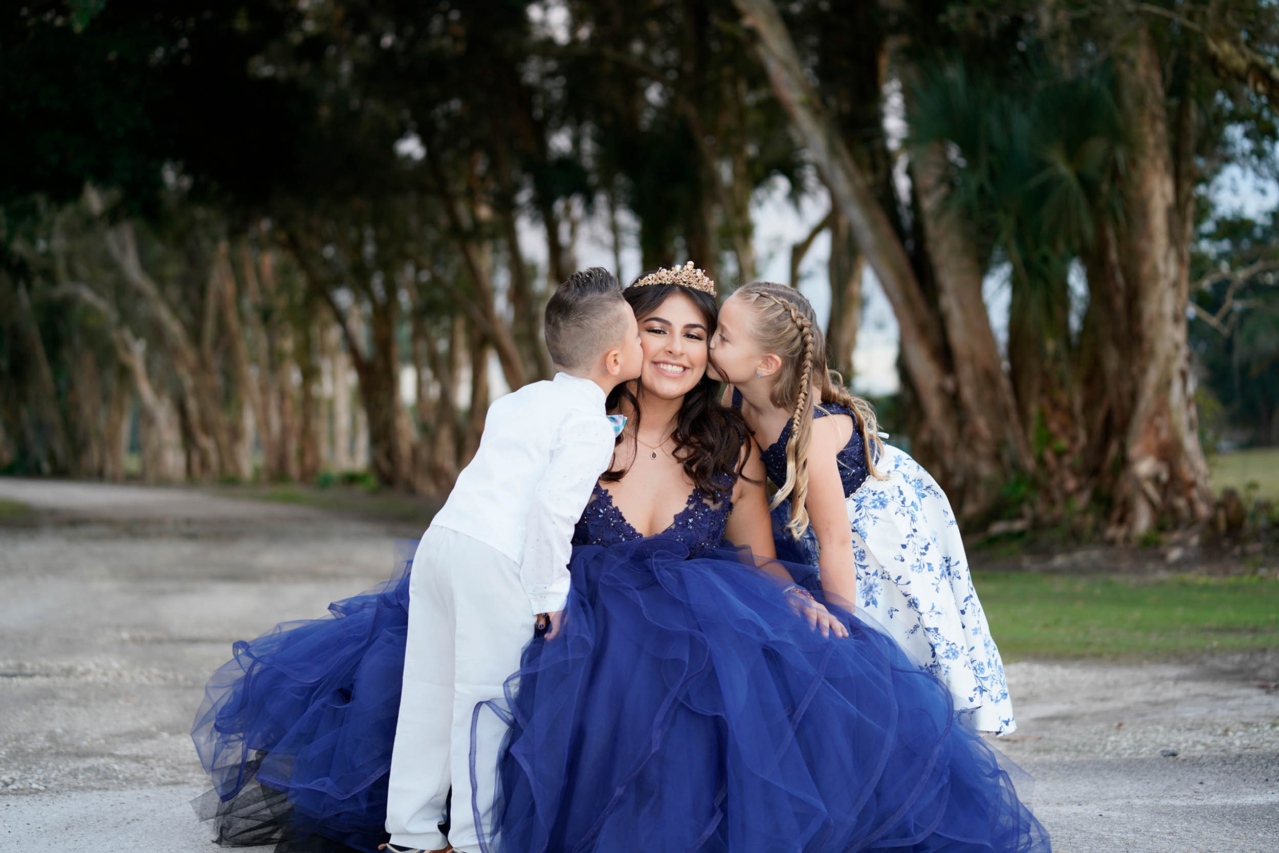 sweet16s-quinceañera-family-kiss