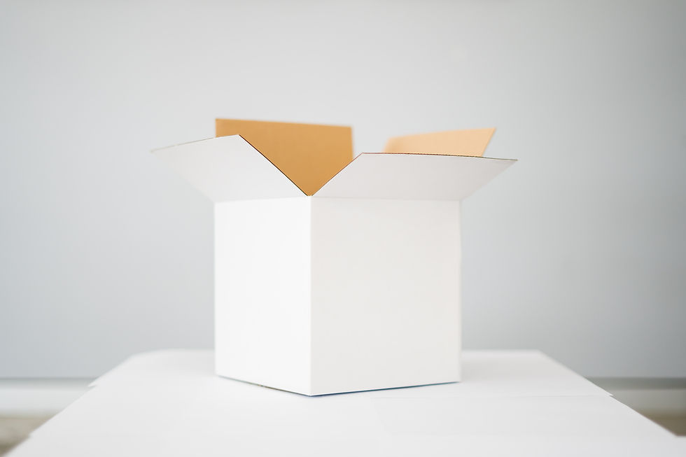 Un carton ouvert sur une table