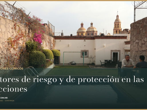 Hombre adulto en jardín de clínica de rehabilitación en Querétaro conversando con terapeuta sobre factores de riesgo personales