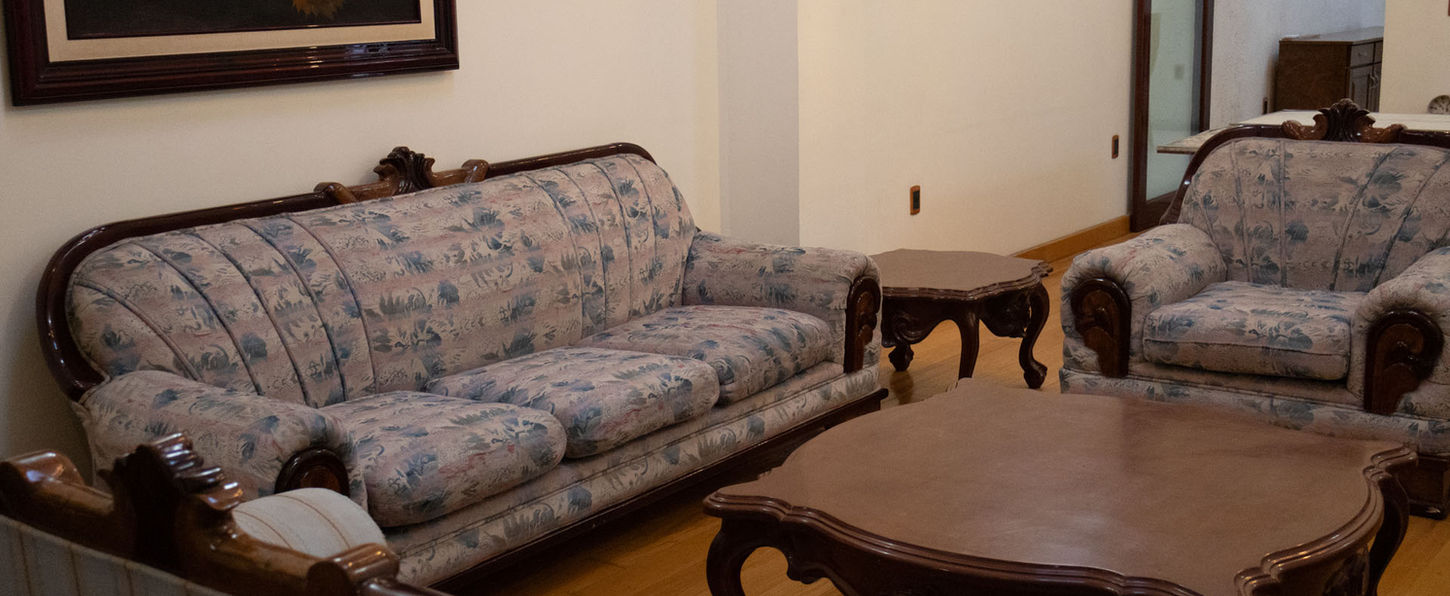 Instalaciones boutique y jardines terapéuticos en centro de rehabilitación premium para profesionales.