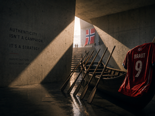 Aficionados noruegos con cascos vikingos remando en formación dentro de una estación de metro durante el Mundial.