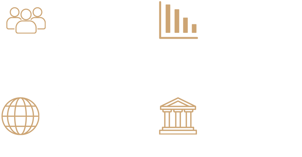 Federico Quinzaños, speaker y autor del modelo de la superestructura, en conferencia con micrófono en el escenario