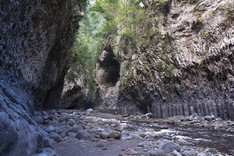 Couloir entre les orgues basaltiques