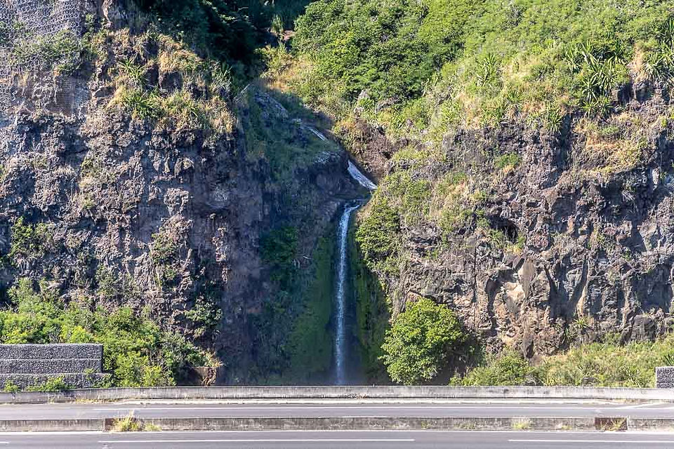 Nouvelle Route du Littoral: petit cascade descendant de la falaise.