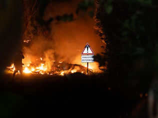 La coulée de lave traverse et déforme la route