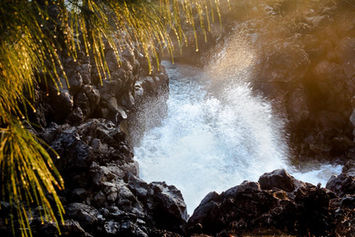 Entrée des vagues rugissantes dans le gouffre
