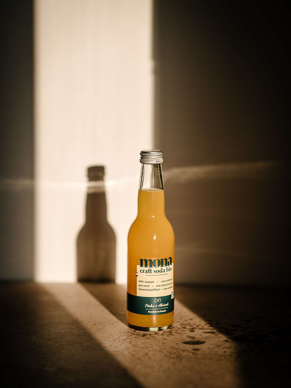Miniature : bouteille de limonade et son ombre, vue de côté