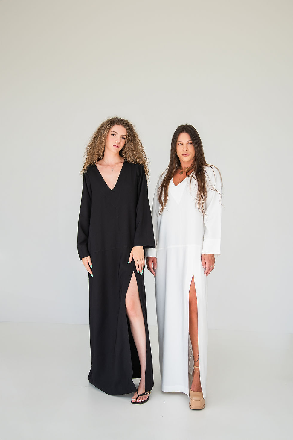 Miniatura: Vestido elegante em viscose com toque suave, mangas amplas e fenda frontal para um visual refinado e moderno.