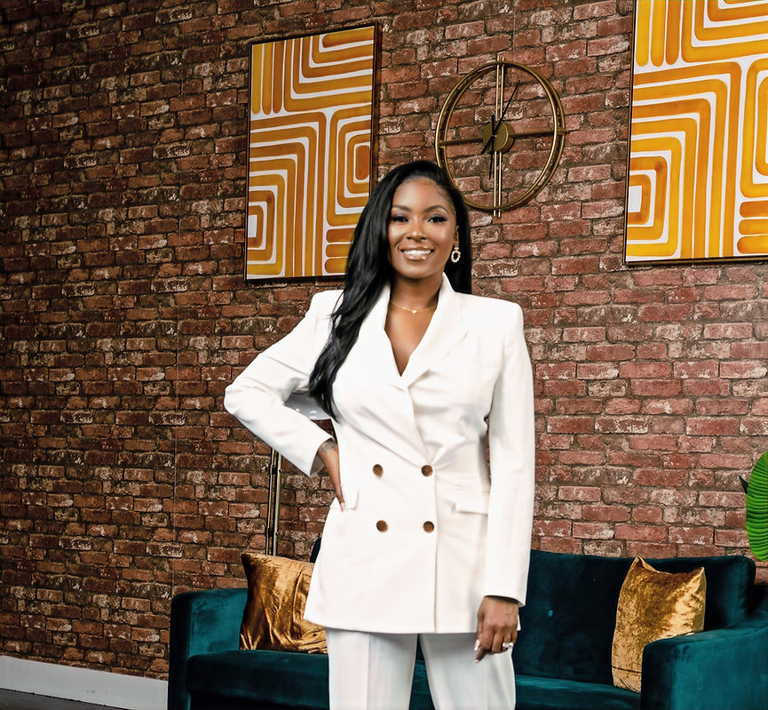 LaTraviaGloverKreativeLoungeEdits (2)_edited_edited.jpg