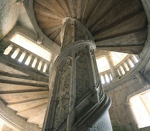 Flânez dans le quartier historique aux ruelles médiévales qui ont survécu au grand incendie de 1723. Ne manquez pas la Promenade du Mail, un balcon naturel qui offre un panorama vertigineux sur le Loir serpentant en contrebas, frontière naturelle entre les plaines de la Beauce et les collines du Perche.