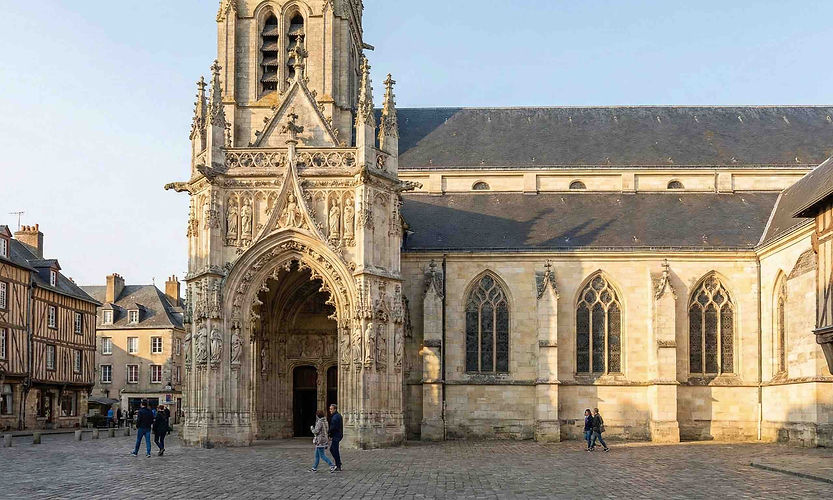 This is the medieval heart of the city. Strolling through its cobbled streets, you'll delve into the glorious past of the Duchy of Normandy, discovering impressive civil and military buildings.
The Château des Ducs d'Alençon: Of this imposing 14th-century medieval fortress, the gatehouse, with its two impressive circular machicolated towers, still stands majestically. Its massive granite silhouette recalls the power of the lords who defied the crown.
The Maison d'Ozé: This magnificent 15th-century mansion, surrounded by a charming medieval-inspired garden, boasts an elegant brick and stone façade with corbelled turrets. Today, it houses the city's tourist office.
The half-timbered streets: While wandering around the Church of Saint-Léonard, lose yourself in the Rue de la Porte de la Barre. The medieval houses with their carved wooden structures and ochre facades now house charming art galleries and antique shops.