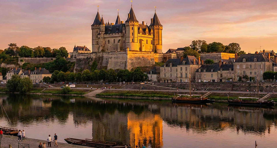 Le sous-sol de Saumur et de sa région est un véritable fromage de Suisse. L'extraction de la pierre de tuffeau a laissé place au plus grand réseau de galeries souterraines d'Europe.
Les Caves de Saumur Brut : Creusées à même la falaise de craie, des centaines de kilomètres de galeries sombres et fraîches (maintenues naturellement à 12 °C) servent d'écrin au vieillissement des grands vins effervescents. Des maisons de renommée mondiale (comme Bouvet-Ladubay, Ackerman ou Veuve Amiot) proposent des circuits de visite spectaculaires, parfois à vélo, au cœur de cathédrales souterraines sculptées.
Le Mystère des Habitations Troglodytiques : À quelques minutes de la ville (notamment à Louresse-Rochemenier), on découvre de véritables villages souterrains. Ces fermes et habitations creusées dans la roche, habitées du Moyen Âge au XXe siècle, témoignent d'une ingéniosité architecturale rurale fascinante.
La Culture du Champignon de Paris : L'atmosphère humide et fraîche de ces galeries s'est révélée idéale pour la fonge. Saumur produit aujourd'hui plus de la moitié des champignons de Paris français. Le Musée du Champignon permet de comprendre cette culture traditionnelle insolite au cœur de caves d'époque.