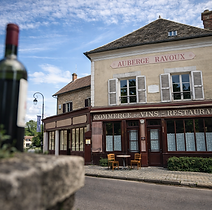 Long before Van Gogh's arrival, Auvers-sur-Oise was already attracting the forerunners of Impressionism thanks to its light and its proximity to Paris via the railway.

The House-Studio of Charles-François Daubigny: The first painter to settle in Auvers in 1860, Daubigny is the true pioneer of the village. His house, a listed historical monument, is a visual masterpiece: the interior walls were entirely painted by Daubigny himself, his children, and his illustrious friends such as Camille Corot and Honoré Daumier.

The House of Dr. Gachet: A physician, amateur engraver, and friend of artists, Dr. Paul Gachet welcomed and treated Van Gogh, Cézanne, and Pissarro. His house, perched on the rock, retains the atmosphere of a cabinet of curiosities, and his medicinal herb garden, which appears in several famous paintings, offers a shaded respite suspended in time.

The Daubigny Museum: Housed in the Colombières manor, this municipal museum pays tribute to the landscape and graphic art of the second half of the 19th century. It offers rich collections of paintings, drawings, and engravings that allow visitors to understand the artistic evolution of the Oise Valley.