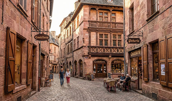Mais Rodez ne se résume pas à ses deux géants. Il faut se perdre dans le lacis des ruelles médiévales du centre historique, le "Vieux Rodez". C’est une flânerie hors du temps, bordée d'hôtels particuliers Renaissance (comme la maison d'Armagnac) et d'échoppes d'artisans.
Ne manquez pas le Musée Fenaille, qui abrite une collection unique au monde de statues-menhirs. Ces énigmatiques figures de pierre sculptées il y a 5000 ans vous fixent de leur regard éternel, ajoutant une touche de mystère archéologique à votre visite.